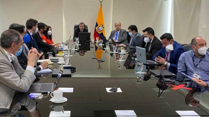 El ministro de Finanzas, Simón Cueva, durante las reuniones con el multilateral. Foto: Cortesía Ministerio de Finanzas / EL COMERCIO