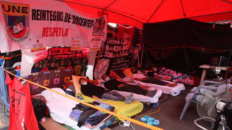 Maestros están en huelga de hambre en la plaza de San Francisco, en Guayaquil. Foto: Enrique Pesantes / EL COMERCIO