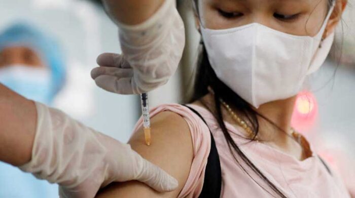 Un joven camboyano recibe una dosis de la vacuna Sinovac covid-19 de China durante una campaña de vacunación. Foto: EFE
