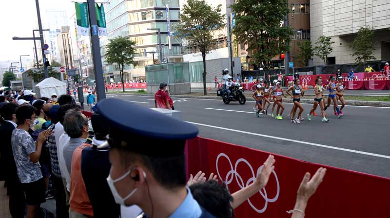Espectadores mirando la prueba de marcha femenina de 20 kms en los Juegos de Tokio. Foto: REUTERS