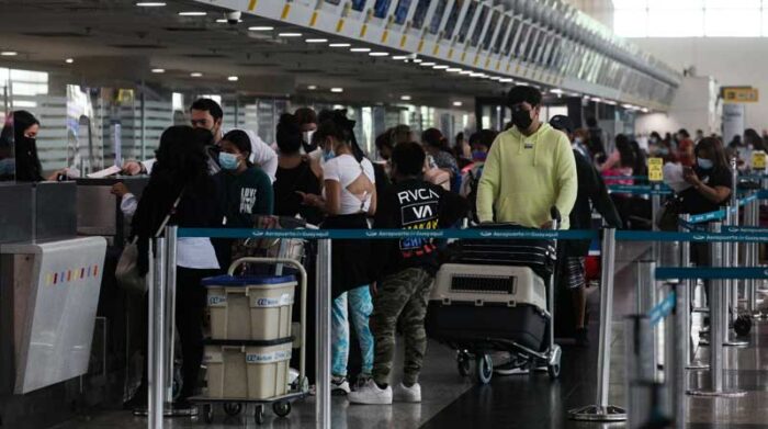 Pasajeros hacen fila y entregan maletas en el área de atención para los vuelos internacionales del Aeropuerto José Joaquín de Olmedo. Foto: Enrique Pesantes / EL COMERCIO