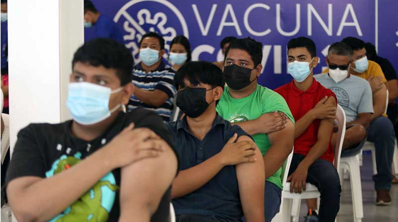 Un grupo de personas espera en el área de observación tras recibir la vacuna contra la covid-19, en San Salvador (El Salvador). Foto: EFE