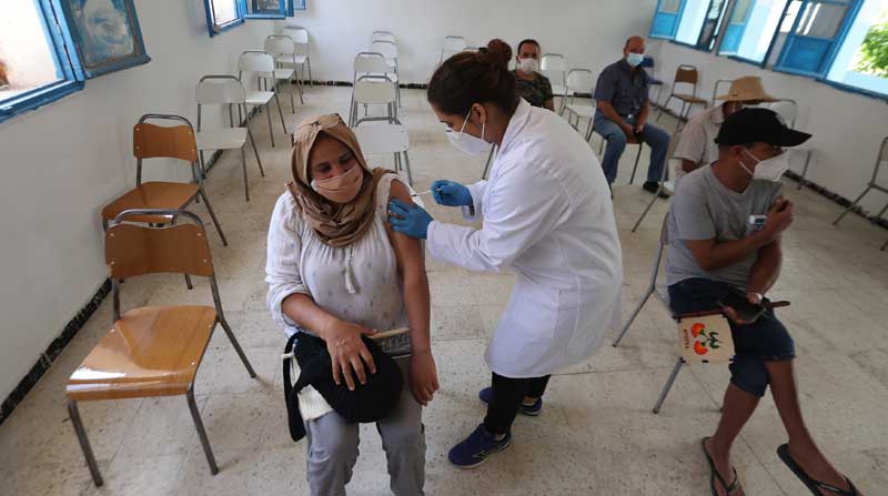 A las personas se les administra una dosis de la vacuna Astrazeneca durante el inicio de las jornadas nacionales de vacunación intensiva contra Covid-19, en una escuela de Túnez. Foto: EFE