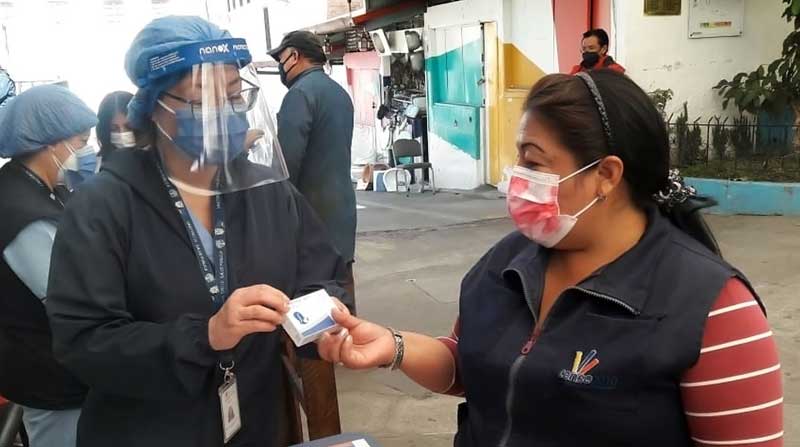 En el mercado de La Vicentina, personal de la Zona 9 entregó anticonceptivos. Foto: Cortesía