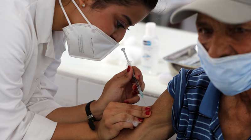 El presidente tunecino, Kais Said, anunció el martes 10 de agosto del 2021 una campaña de vacunación masiva para las personas de entre 18 y 39 años. Foto: EFE