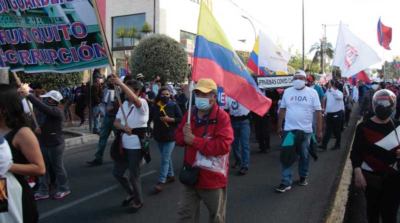 Caminaron llevando banderas del Ecuador y de Quito, y coreando frases como "Fuera Yunda, fuera". Foto: Patricio Terán / El COMERCIO