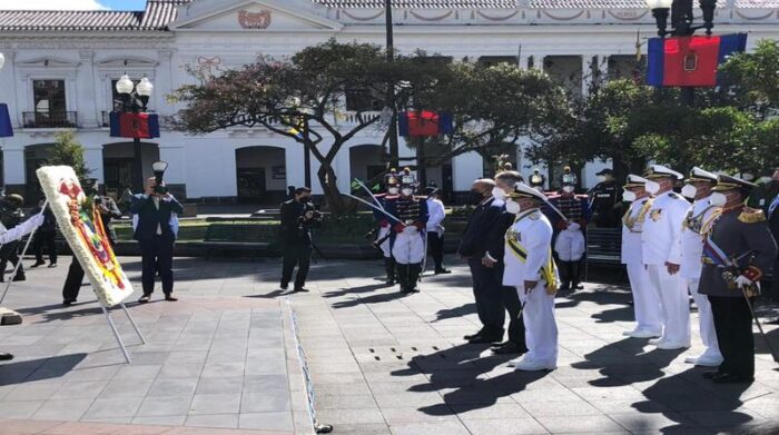 En el Centro Histórico de Quito se realiza la ceremonia militar de entrega de ofrendas florales en el Monumento a los Héroes del 10 de Agosto de 1809, que marcó el Primer Grito de Independencia. Foto: EL COMERCIO