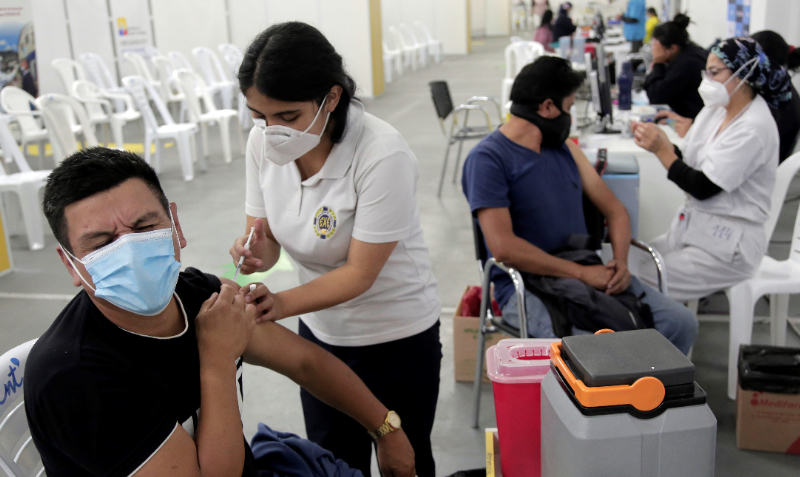 Ciudadanos reciben la vacuna contra covid-19 en el Centro de Convenciones Bicentenario, en el nort de Quito. Foto: Diego Pallero/EL COMERCIO