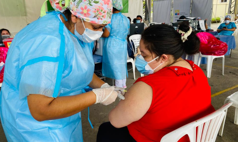 Una ciudadana recibe la vacuna contra covid-19 en uno de los centros de vacunación de Santo Domingo de los Tsáchilas. Foto: Cortesía Gobernación de Santo Domingo de los Tsáchilas
