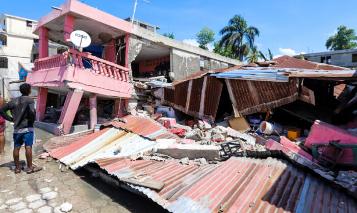 Fotografía de una vivienda destruida por el terremoto de 7.2 grados en Los Cayos, Haití. Foto: EFE