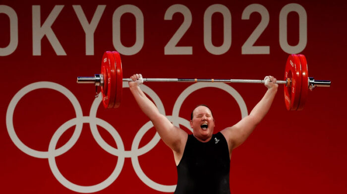 La neozelandesa Laurel Hubbard, primera atleta transgénero en uno JJOO, compite en el Grupo A de +87kg femenino de halterofilia por los Juegos Olímpicos 2020. Foto: EFE