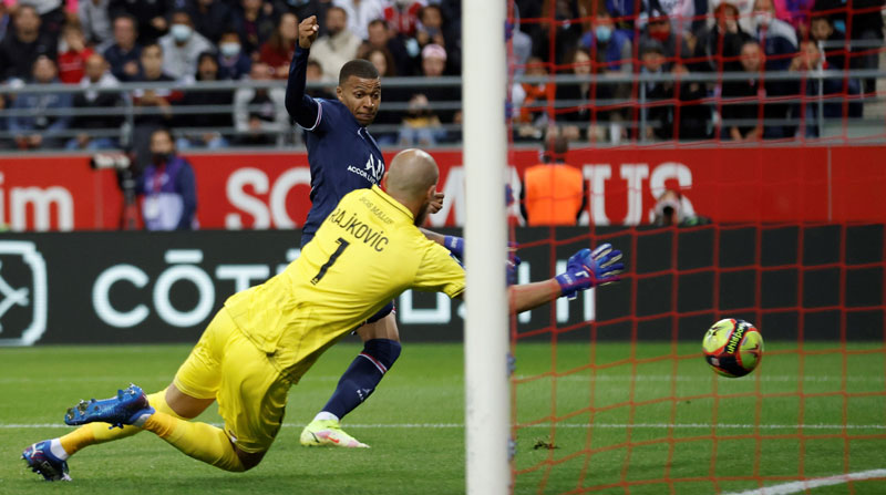 El futbolista Kylian Mbappe remata al gol durante un cotejo de la Liga francesa de fútbol. Foto: EFE