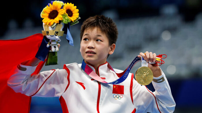 La clavadista china Hongchan Quan posa con su medalla de oro en Tokio 2020. Foto: EFE