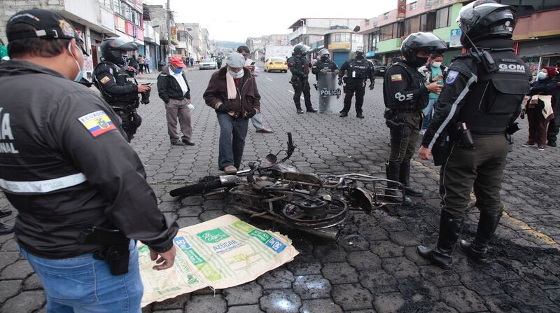 Los moradores del barrio lograron quitar a los delincuentes su moto y la quemaron. La policía nacional llegó para resguardar la zona. Foto: EL COMERCIO