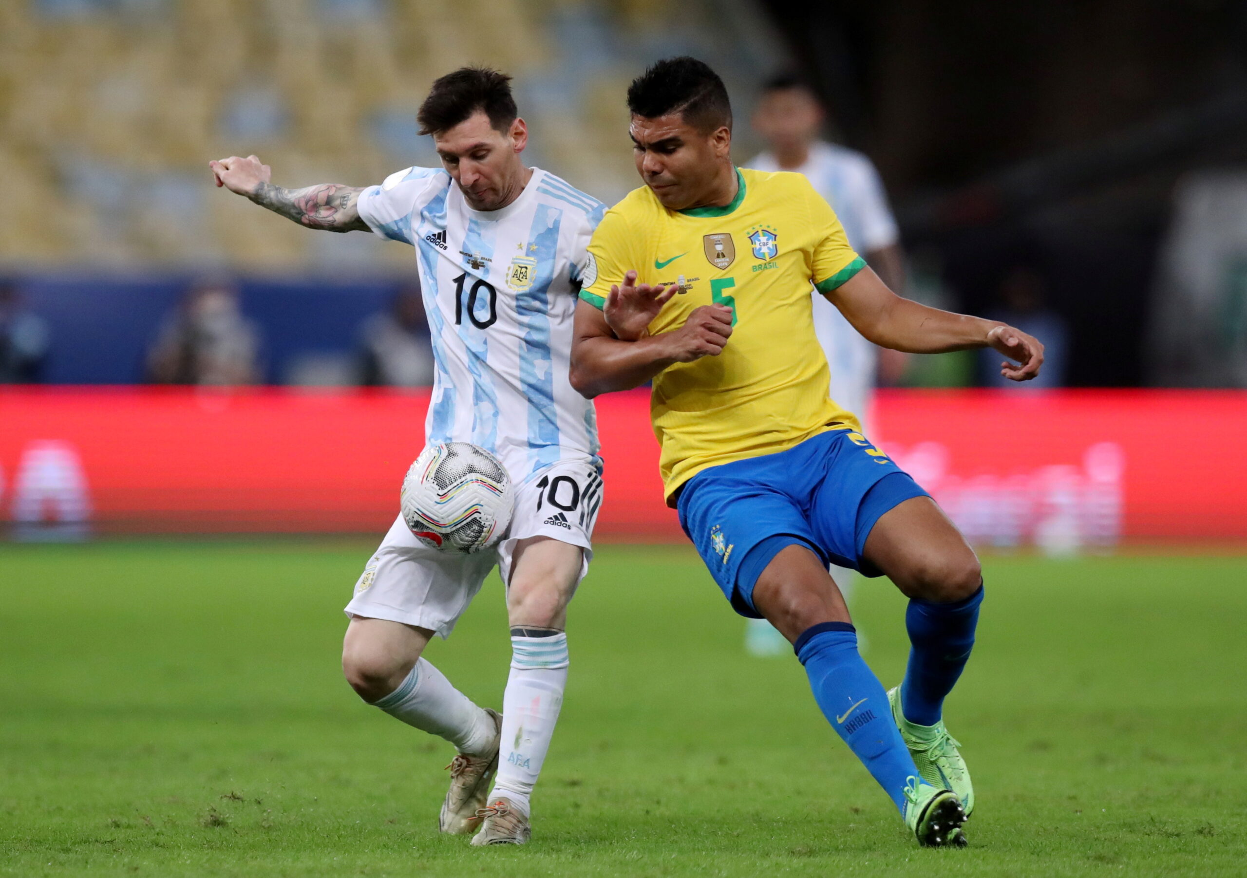 FOTO DE ARCHIVO: Fútbol - Copa América 2021 - Final - Brasil vs Argentina - El centrocampista del Real Madrid Casemiro en acción con el argentino Lionel Messi