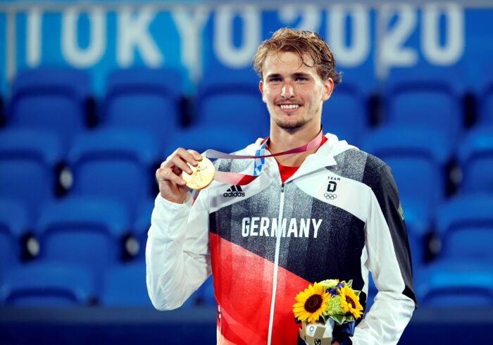 Alexander Zverev se colgó la medalla de oro en los Juegos Olímpicos de Tokio 2020. Foto: EFE