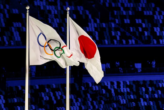 La bandera olímpica junto a la japonesa, en el estadio Olímpico de Tokio. Foto: EFE