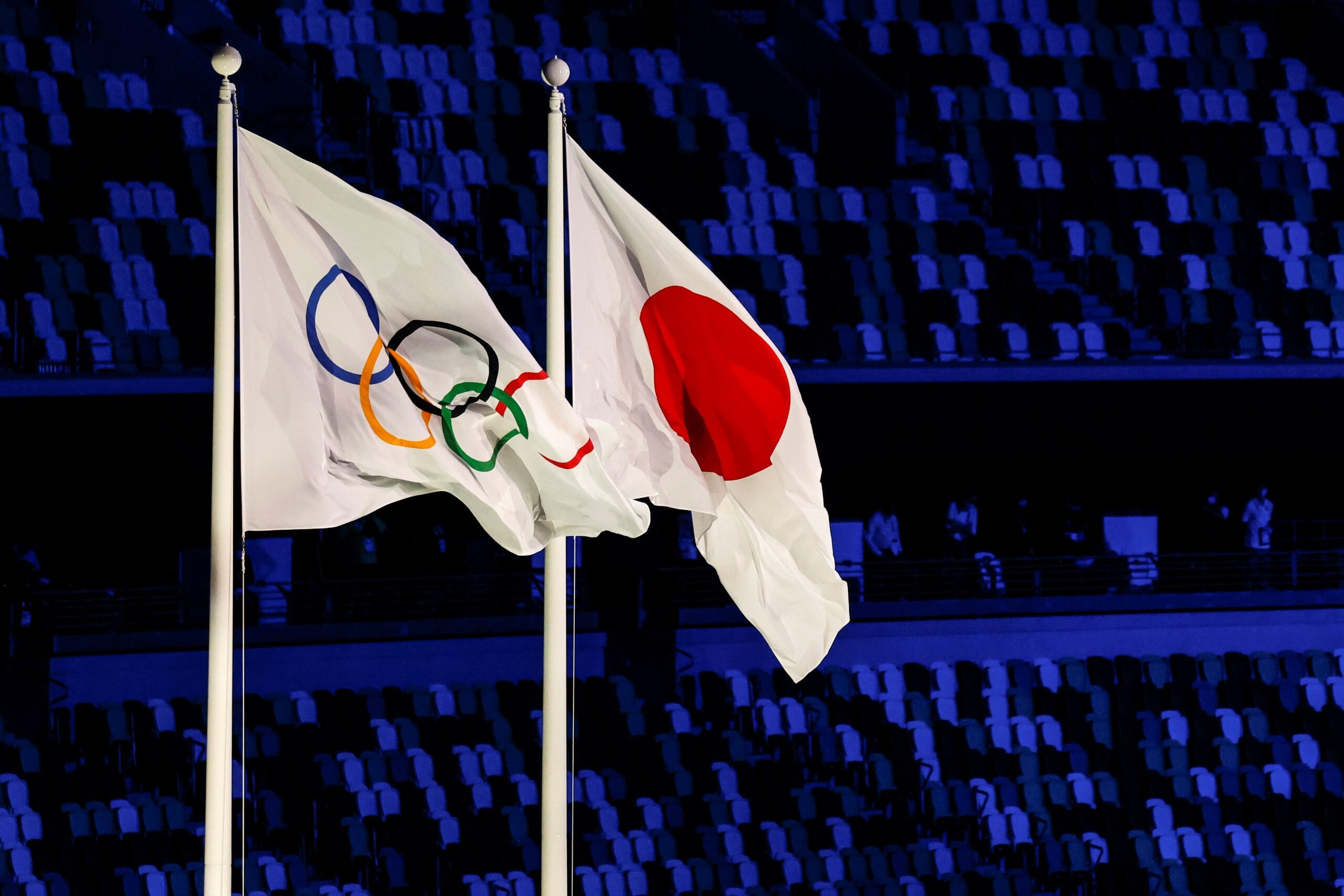La bandera olímpica junto a la japonesa, en el estadio Olímpico de Tokio. Foto: EFE