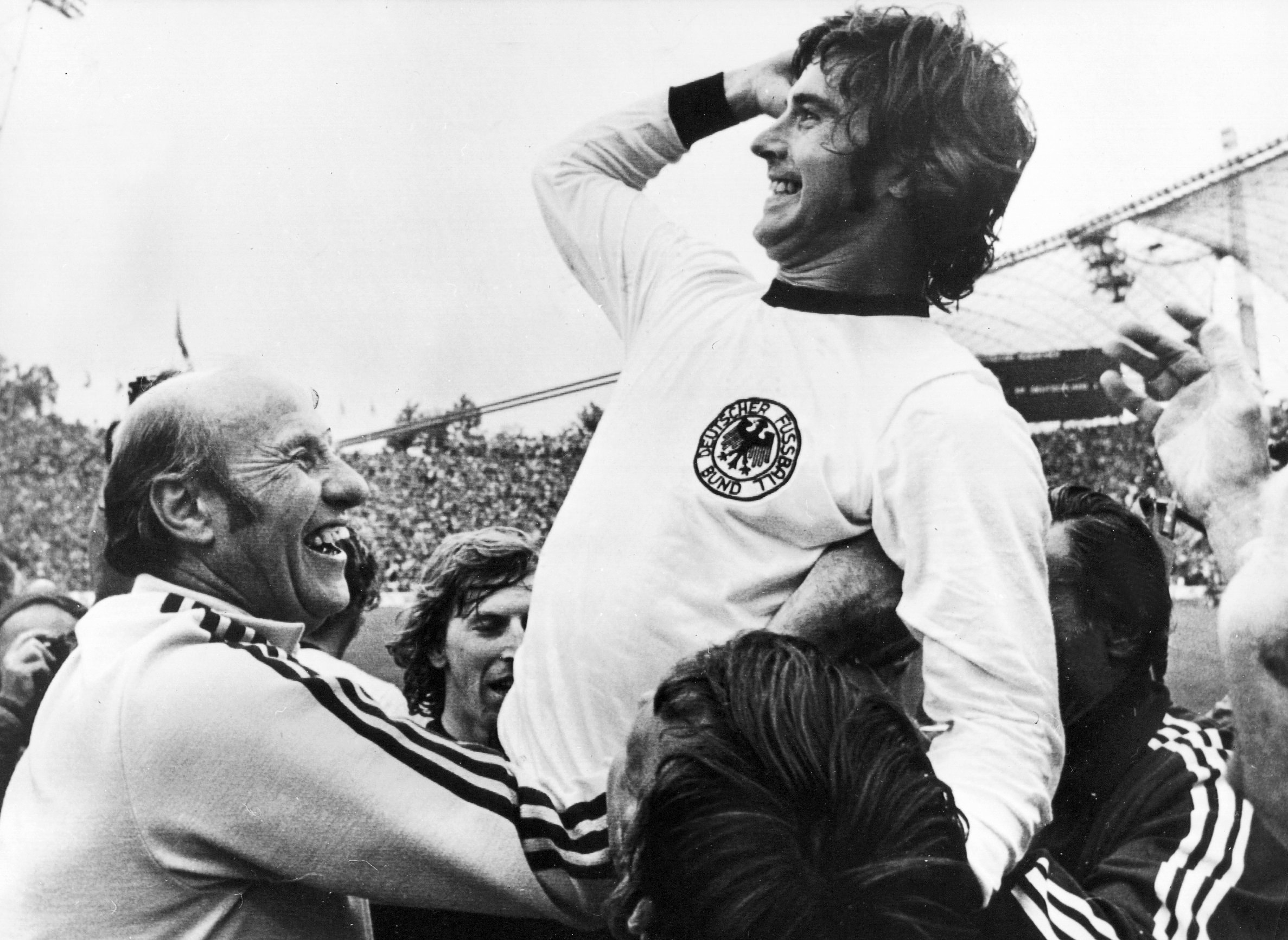 Foto del archivo, donde Gerd Müller festeja después de coronarse campeón en el Mundial de 1974. Foto: EFE