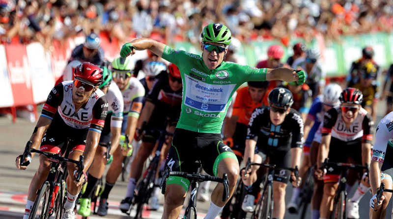 El neerlandés Fabio Jakobsen (c), del equipo Deceuninck Quick Step, celebra la victoria tras ganar al esprint la decimosexta etapa de la Vuelta a España. Foto: EFE