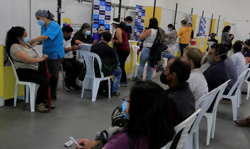 Ciudadanos esperan en el Centro de Convenciones Bicentenario, en el norte de Quito, para recibir la vacuna contra covid-19. Foto: Diego Pallero/EL COMERCIO