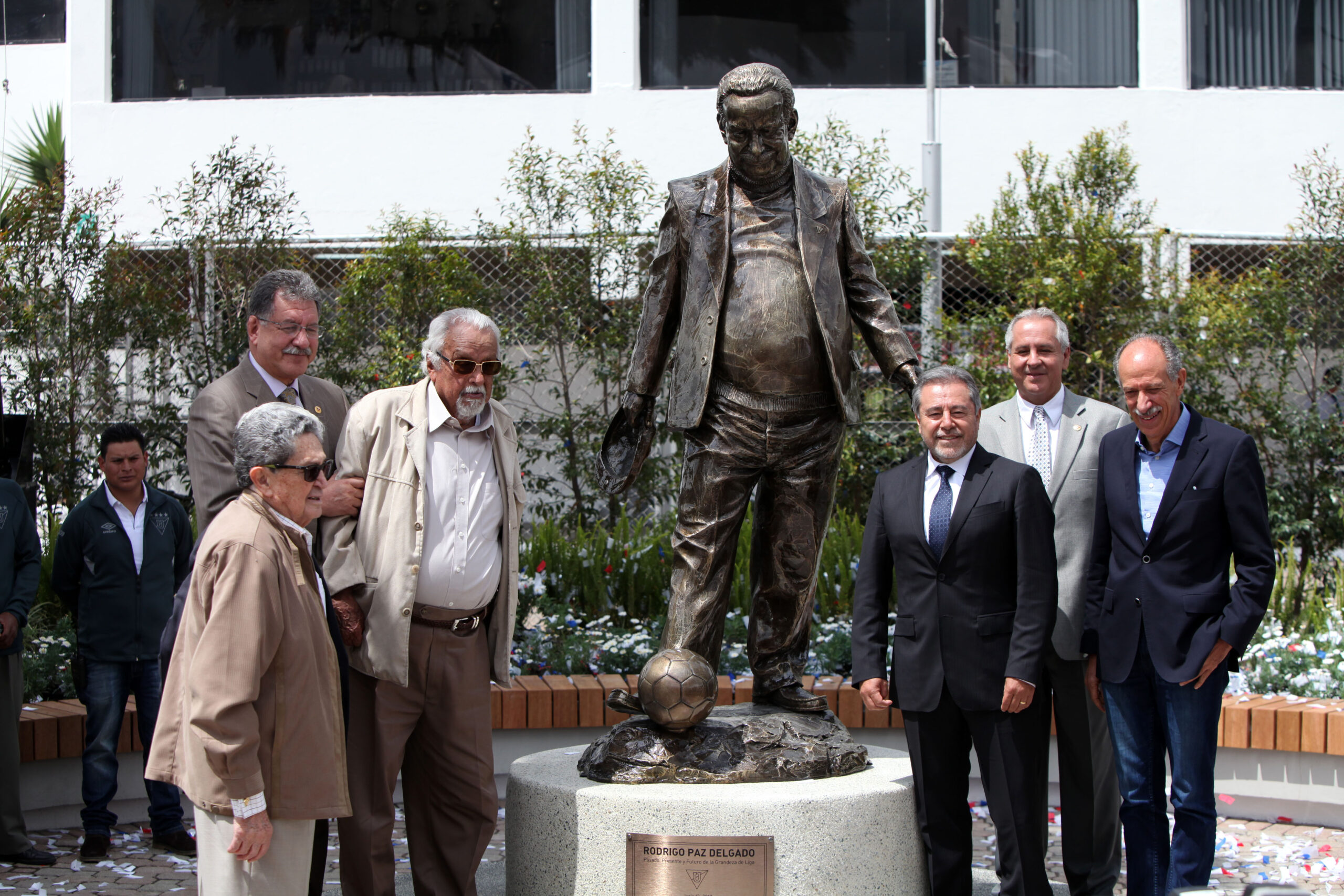 El estadio de Liga recibió el nombre de Rodrigo Paz en el 2017 y se inauguró un monumento del dirigente. Foto: Archivo El Comercio