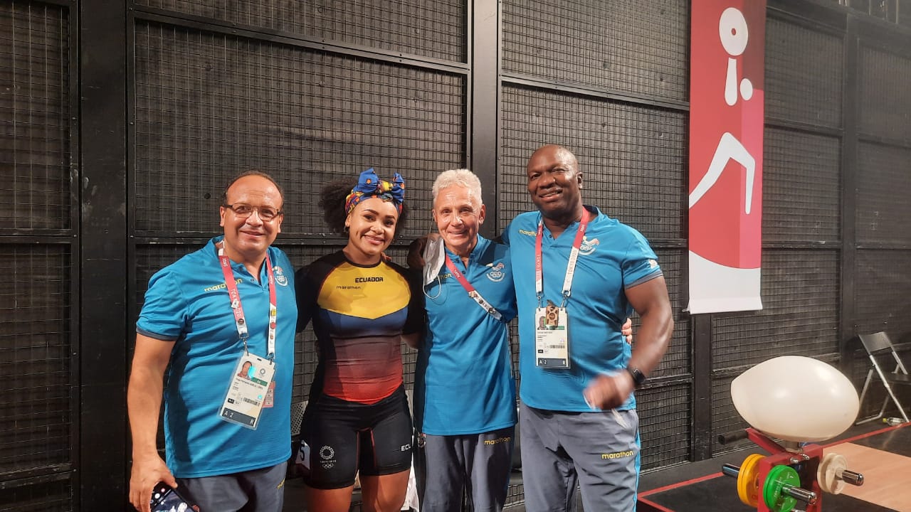 En la esquina derecha, el fisioterapeuta Caridad Martínez, junto a Neisi Dajomes y su entrenador Alexei Ignatov. Foto: Cortesía