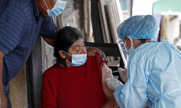 Perú ha aplicado 15,6 millones de vacunas a su población, de las cuales 6,5 millones de personas han sido completamente inmunizadas. Foto: EFE