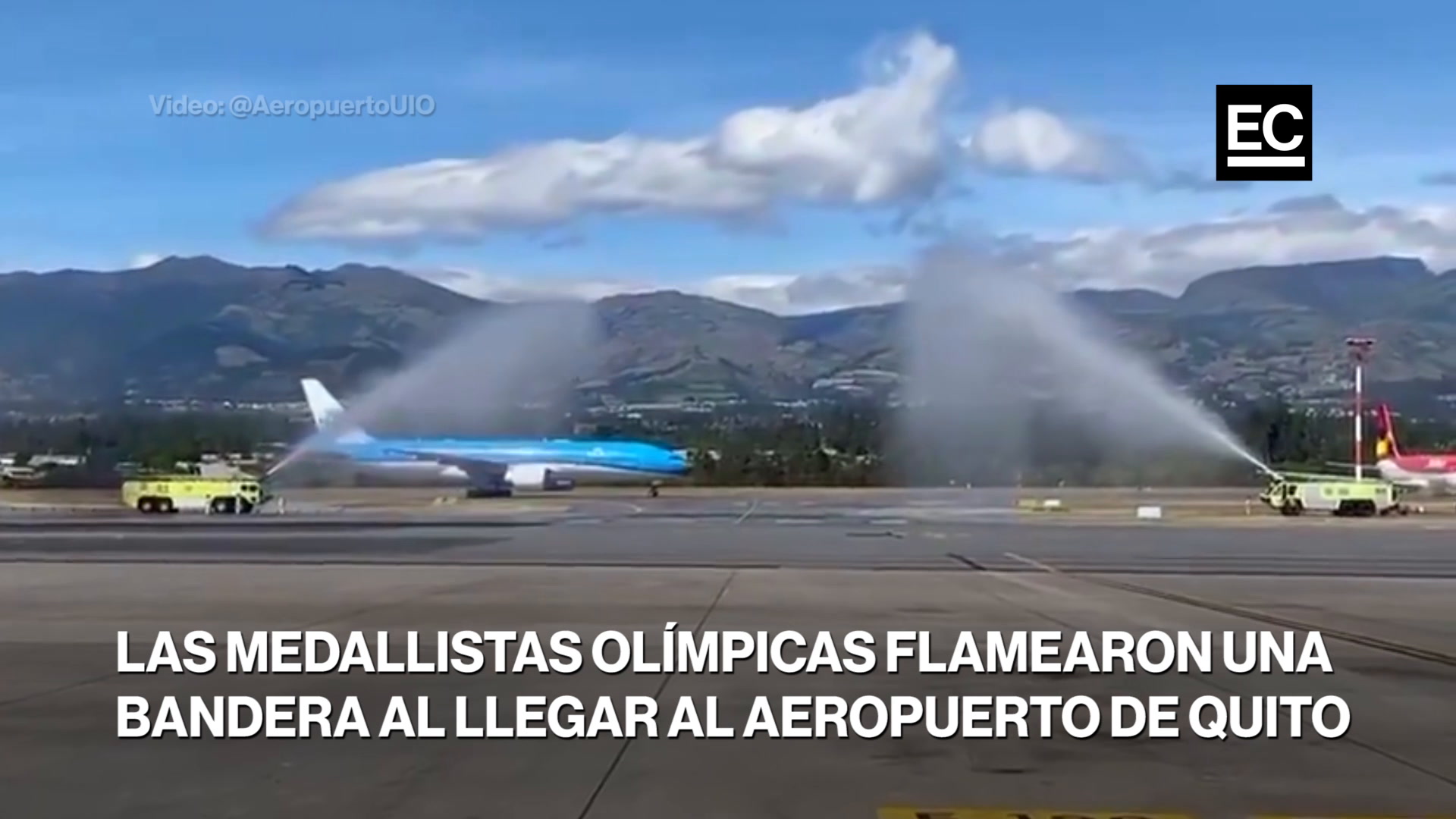 El avión con Neisi Dajomes y Tamara Salazar fue recibido por un arco de agua en la autopista del aeropuerto Mariscal Sucre de Quito. Por la ventana de la cabina aparecieron Dajomes, medallista de oro, y Salazar, medallista de plata, con la Bandera de Ecuador. Captura video