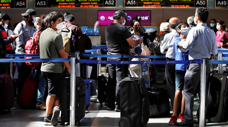 El Gobierno de Joe Biden analiza imponer ciertos requisitos a pasajeros extranjeros, cuando el país levante las restricciones para el ingreso de viajeros. Foto: EFE