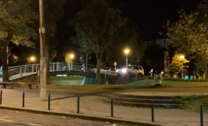 Distintos usuarios en redes sociales escribieron mensajes de reclamo a las entidades municipales para pedir más control en los parques, luego de que se difundiera la foto de un vehículo que cruza un parque peatonal en La Alameda, centro de Quito. Foto: Twitter @LaChichoY