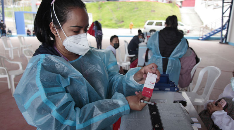 En el Colegio Benalcázar las personas también podían aplicarse la vacuna monodosis CanSino. Foto: Galo Paguay/ EL COMERCIO