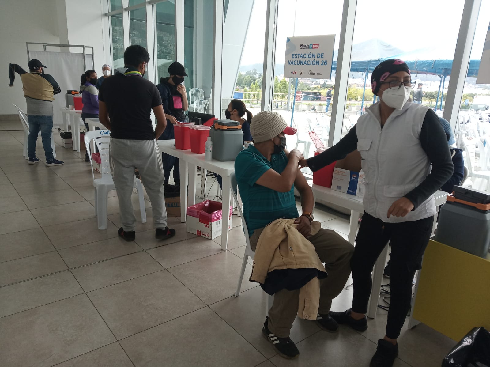 En el Centro de Convenciones Metropolitano, las personas resaltaron que se aplicaron las vacunas de covid-19 de forma rápida. Foto: EL COMERCIO