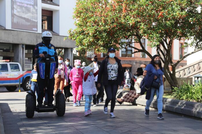 Los agentes recorrían la Plaza Grande para verificar que no se produzcan incidentes. Foto: Vicente Costales/ EL COMERCIO