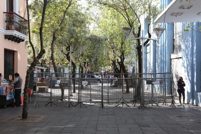 Las autoridades permitieron el acceso de las personas, a un costado de las vallas. Foto: Vicente Costales/ EL COMERCIO