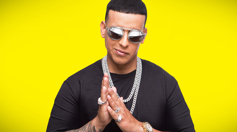El artista puertorriqueño se convirtió en el único artista latino en contar con tres canciones que alcanzan las 1 000 millones de reproducciones en Spotify. Foto: Cortesía El Cartel Records / EFE