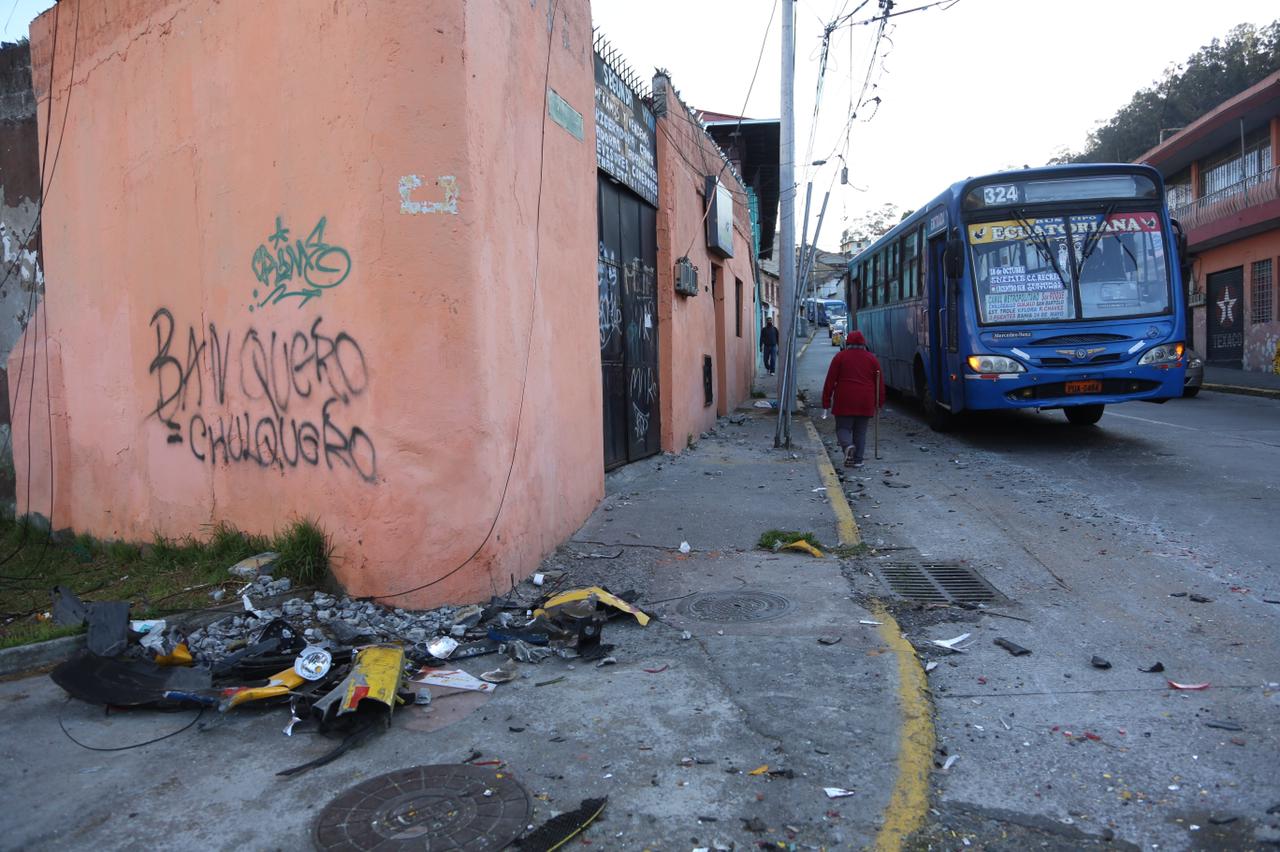 Restos del bus y los vehículos accidentados quedaron sobre una de las veredas del sector Dos Puentes, tras un accidente múltiple. Foto: Vicente Costales/ EL COMERCIO