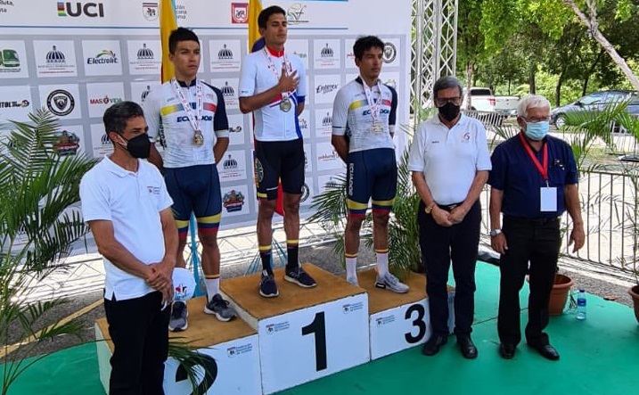 El podio del campeonato, con Cristian Pita en el segundo lugar y Sebastián Novoa en el tercero. Foto: Ministerio del Deporte