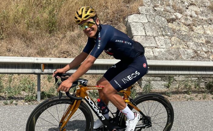 Richard Carapaz se entrenó en su nueva bicicleta dorada, antes del inicio de la Vuelta a España. Foto: Twitter del ciclista