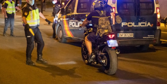 Imagen referencial. Los detenidos irrespetaban las restricciones en España por el covid-19. Foto: Twitter Policía Nacional