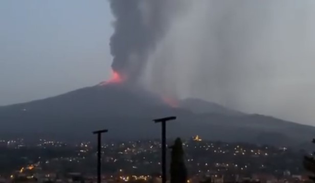 Las constantes erupciones del Etna han deformado el cráter de ese volcán de Italia. Foto: Captura de pantalla