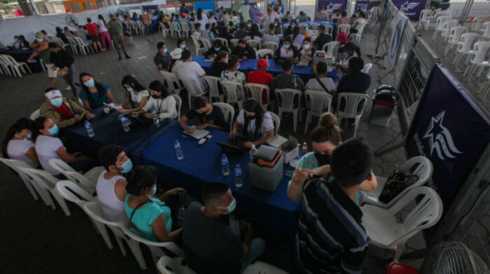 Los vacunatorios lucieron llenos en Guayaquil este 7 de agosto del 2021, a días de que el Gobierno inicie la fase de aplicación de segundas dosis contra el covid-19. Foto: Enrique Pesantes/ EL COMERCIO