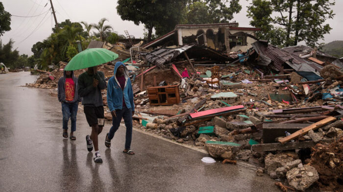 Haití mantiene la búsqueda de víctimas, tras el devastador terremoto. Foto: EFE