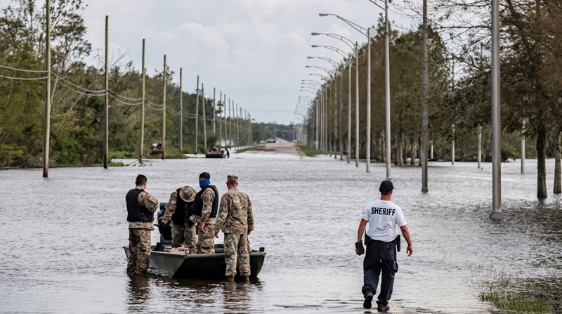 En Luisiana, el huracán Ida ha causado daños a las vías y residencias de personas. Foto: EFE