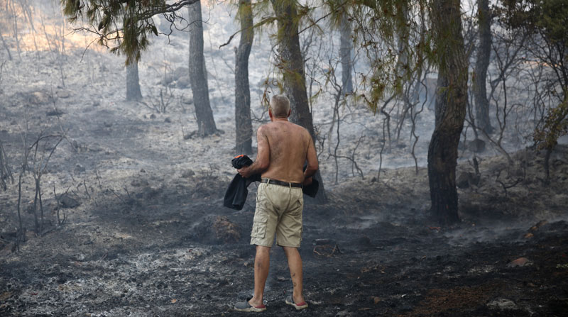Los incendios en Grecia afectan viviendas y amenazan a los residentes de las áreas afectadas. Foto: EFE