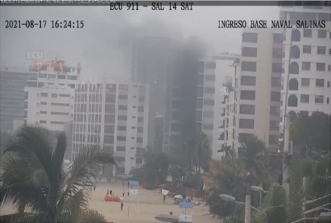 El sistema de videovigilancia del ECU 911 registró la columna de humo levantándose por un costado de un edificio donde funciona un hotel en la playa de Chipipe. Foto: Cortesía ECU 911