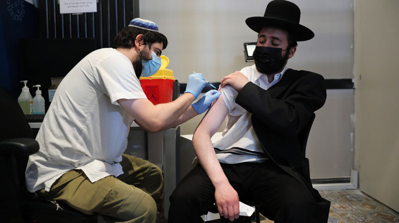 El aumento de los contagios de covid-19 en Israel opaca los avances en la campaña de vacunación del Gobierno. Foto: EFE