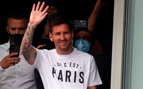 Lionel Messi saludó a los fanáticos del PSG, en su llegada a París. Foto: EFE