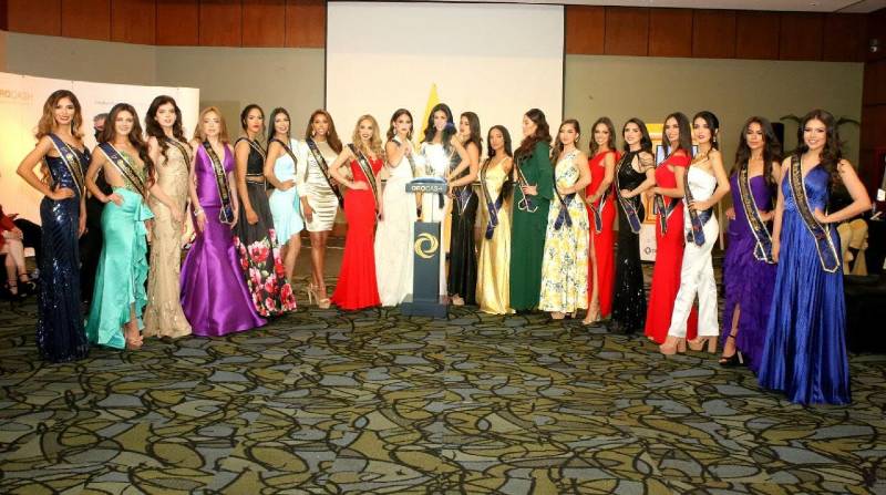 Las candidatas posan junto a la corona que vestirá la ganadora de Miss Ecuador 2021. Foto: Cortesía Miss Ecuador.