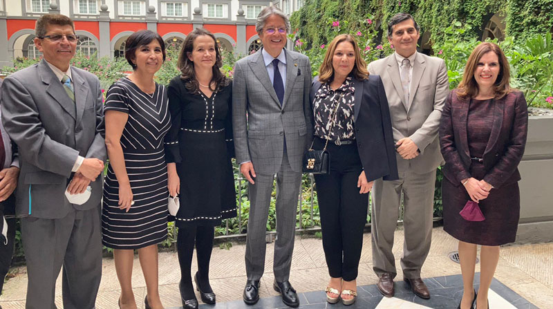 El presidente Guillermo Lasso, con el personal de la Embajada de Ecuador en Ciudad de México. Foto: Cortesía